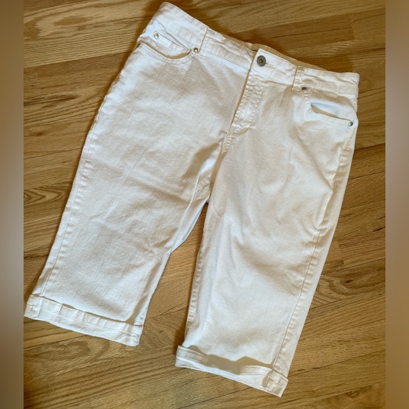 Bandolino Denim - Bandolino Denim White Capris Cuffed Bottom, Size 14